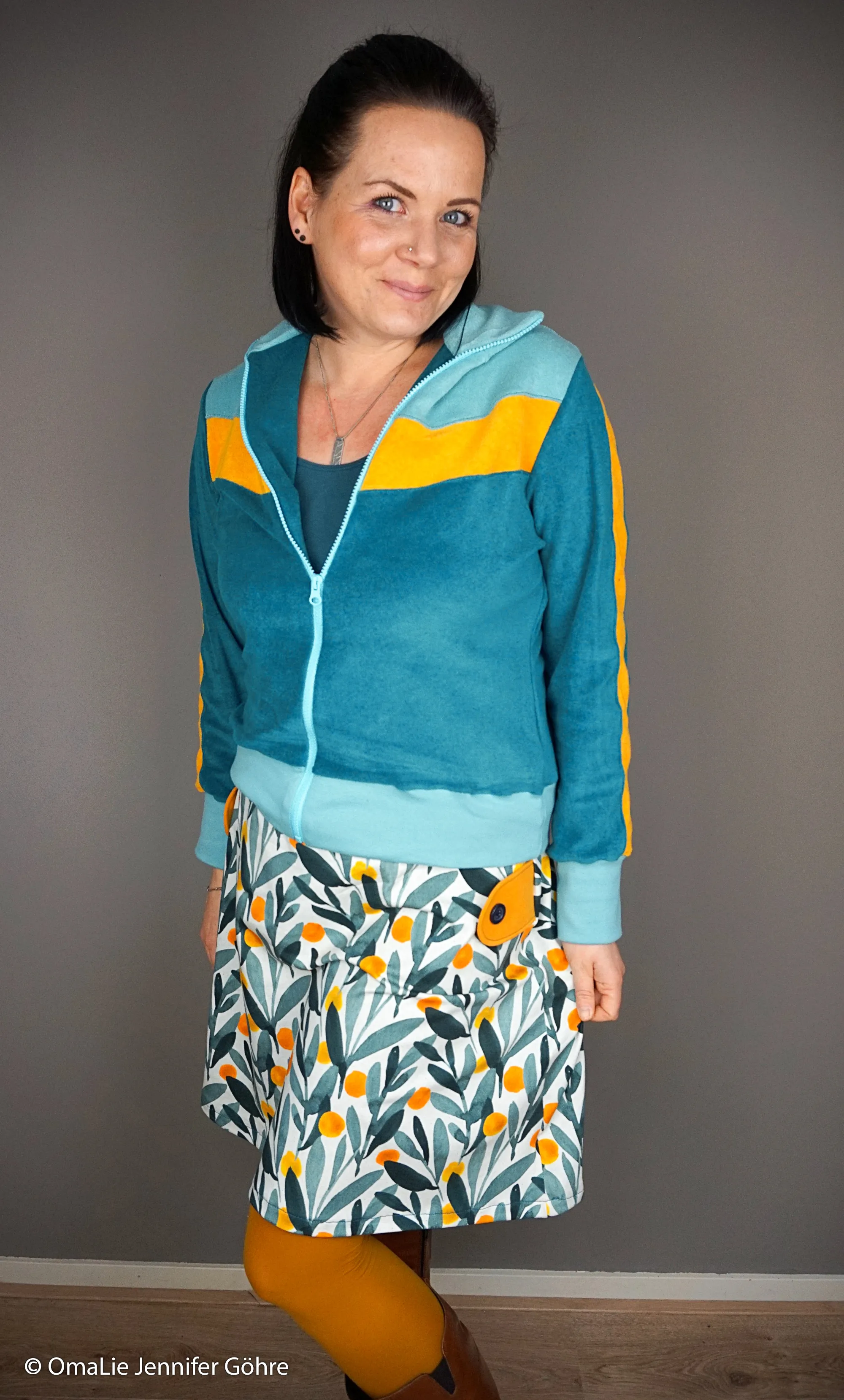 Tricot met bladeren en oranje stippen